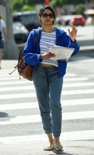 Freida Pinto feet photo thumbnail
