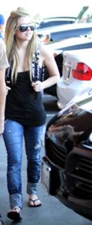 Avril Lavigne feet photo thumbnail
