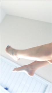 Kéfera Buchmann feet photo thumbnail