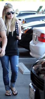Avril Lavigne feet photo thumbnail