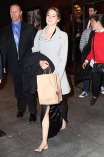 Shailene Woodley feet photo thumbnail