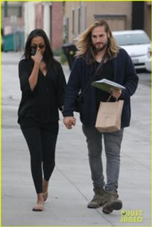 Zoe Saldana feet photo thumbnail