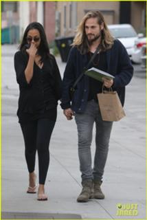 Zoe Saldana feet photo thumbnail