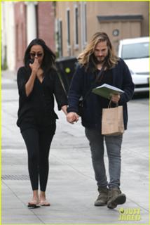Zoe Saldana feet photo thumbnail