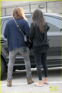 Zoe Saldana feet photo thumbnail