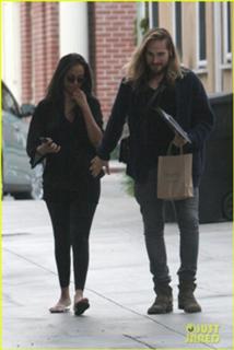 Zoe Saldana feet photo thumbnail