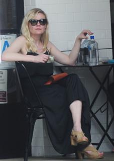 Kirsten Dunst feet photo thumbnail