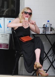 Kirsten Dunst feet photo thumbnail