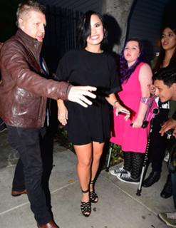 Demi Lovato feet photo thumbnail
