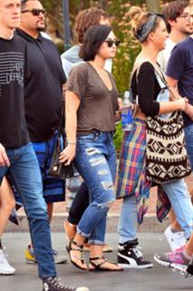 Demi Lovato feet photo thumbnail