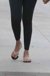 Zoe Saldana feet photo thumbnail