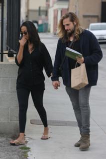 Zoe Saldana feet photo thumbnail