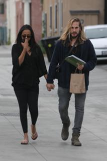 Zoe Saldana feet photo thumbnail