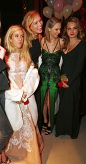 Taylor Swift feet photo thumbnail