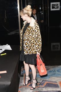 Emma Roberts feet photo thumbnail