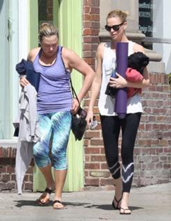 Charlize Theron feet photo thumbnail