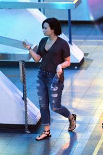Demi Lovato feet photo thumbnail