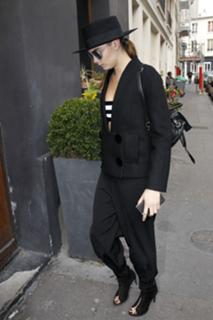 Cara Delevingne feet photo thumbnail