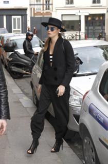Cara Delevingne feet photo thumbnail