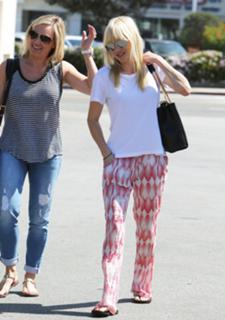 Anna Faris feet photo thumbnail