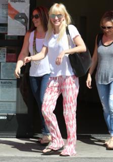 Anna Faris feet photo thumbnail
