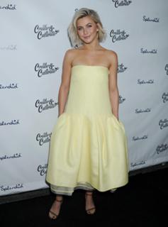Julianne Hough feet photo thumbnail
