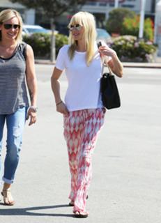 Anna Faris feet photo thumbnail