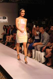 Shraddha Kapoor feet photo thumbnail