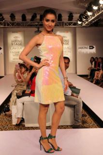 Shraddha Kapoor feet photo thumbnail