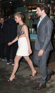 Jennifer Lawrence feet photo thumbnail