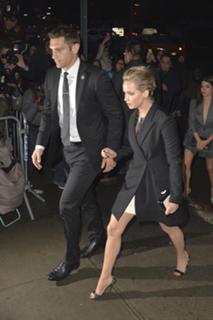 Jennifer Lawrence feet photo thumbnail
