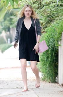 Dakota Fanning feet photo thumbnail