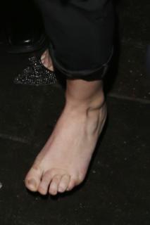 Jennifer Lawrence feet photo thumbnail