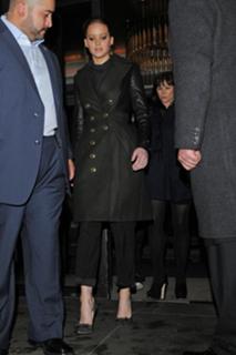 Jennifer Lawrence feet photo thumbnail