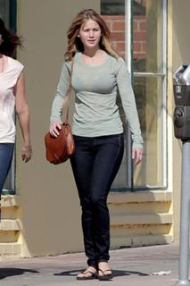Jennifer Lawrence feet photo thumbnail