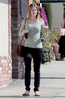 Jennifer Lawrence feet photo thumbnail