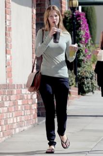 Jennifer Lawrence feet photo thumbnail