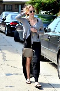 Jennifer Lawrence feet photo thumbnail