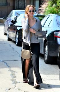 Jennifer Lawrence feet photo thumbnail