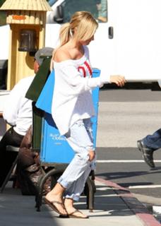 Ashley Tisdale feet photo thumbnail