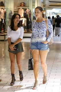 Kelly Brook feet photo thumbnail