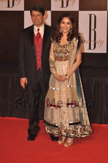 Madhuri Dixit feet photo thumbnail