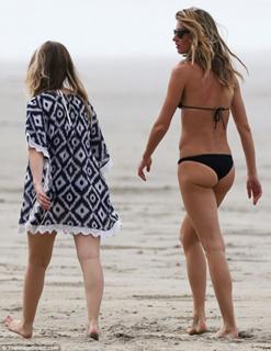 Gisele Bündchen feet photo thumbnail