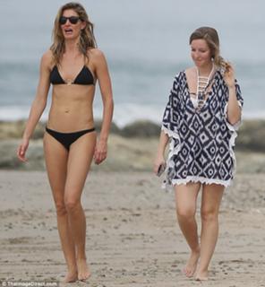 Gisele Bündchen feet photo thumbnail