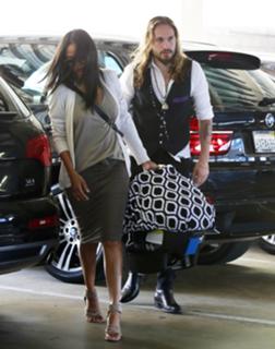 Zoe Saldana feet photo thumbnail