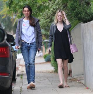 Dakota Fanning feet photo thumbnail