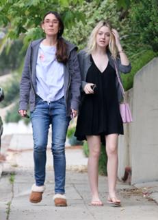 Dakota Fanning feet photo thumbnail