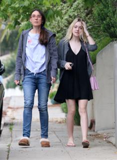 Dakota Fanning feet photo thumbnail