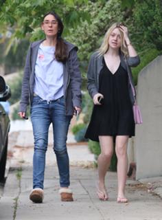 Dakota Fanning feet photo thumbnail