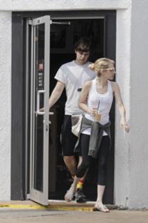 Emma Roberts feet photo thumbnail